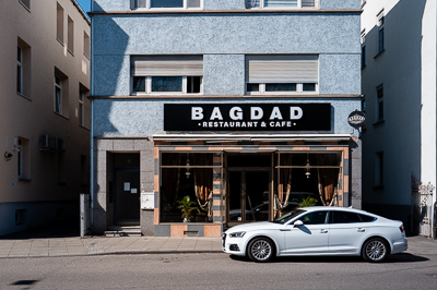 Bagdad, Stuttgart.
Un nom qui transporte loin, mais la scène est typiquement allemande : façade sobre, trottoir calme, berline blanche impeccablement garée. Un petit choc visuel, entre promesse d’évasion et quotidien bien ordonné.