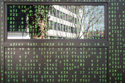 Matrix à Stuttgart.
Des lignes de code vert, comme dans le film culte. Dans le reflet, ce sont les arbres et les immeubles du quartier qui apparaissent, piégés dans la matrice.