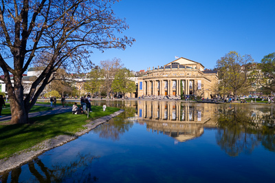 L’Opéra de Stuttgart.
Posé au bord de l’étang du Schlossgarten, le bâtiment se reflète dans l’eau tandis que promeneurs et étudiants profitent de la pelouse. Un lieu où le prestige architectural et la vie urbaine se croisent naturellement.