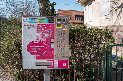 Au coin d’une rue tranquille, la machine à cigarettes veille comme un vieux compagnon du quartier. Son rose criard, ses boutons délavés, ses graffitis racontent des décennies d’usage. En France on ne les croise pas, mais à Stuttgart elles font partie du décor, aussi familières qu’une boîte aux lettres.