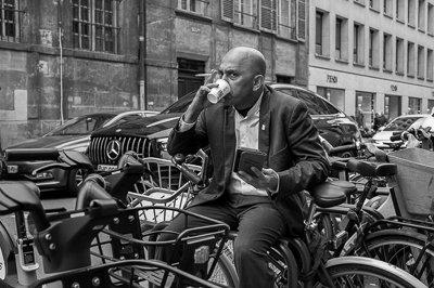 Pose café, cigarette et twitter.