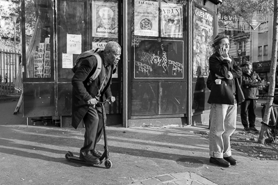 A fond à fond. Moi je vis la vie à fond. 
