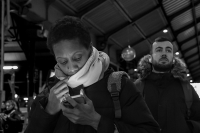 Le smartphone fournit toujours une lumière d'appoint.