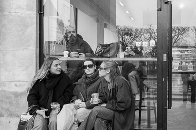 Un thé Kitsuné sur un banc rue de Rivoli. 
