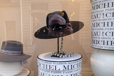 Je n'ai pas pu résister à l'autoportrait devant cette vitrine