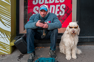 Moi j'assure le spectacle pendant qu'il joue sur son smartphone. La vie est injuste vous ne trouvez pas?