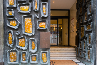 Une porte intimidante