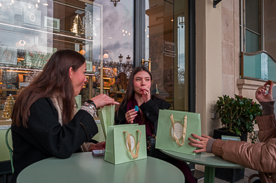 Dégsutation de macarons rue de Rivoli