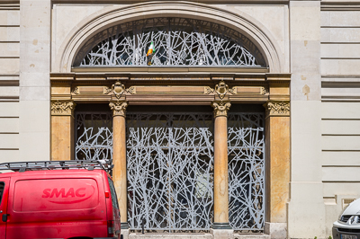 Rideau métallique à la milite de l'oeuvre d'art 