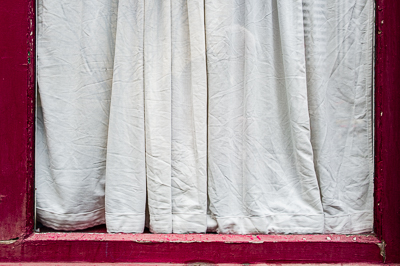 Rideaux écrus dans cadre rouge